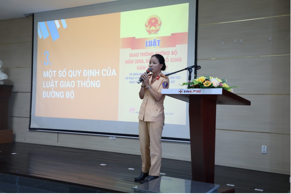 Trung tá Nguyễn Thị Hoàng Oanh - Phó Đội trưởng Phòng CSGT - Công an TP Đà Nẵng cáo tuyên truyền tại Hội nghị Trung tá Nguyễn Thị Hoàng Oanh - Phó Đội trưởng Phòng CSGT - Công an TP Đà Nẵng cáo tuyên truyền tại Hội nghị