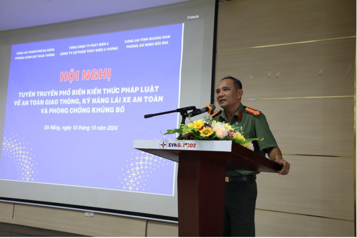 Thượng tá Nguyễn Xuân Thìn - Phó Trưởng Phòng An ninh Nội địa - Công an tỉnh Quảng Nam báo cáo tại Hội nghị Thượng tá Nguyễn Xuân Thìn - Phó Trưởng Phòng An ninh Nội địa - Công an tỉnh Quảng Nam báo cáo tại Hội nghị