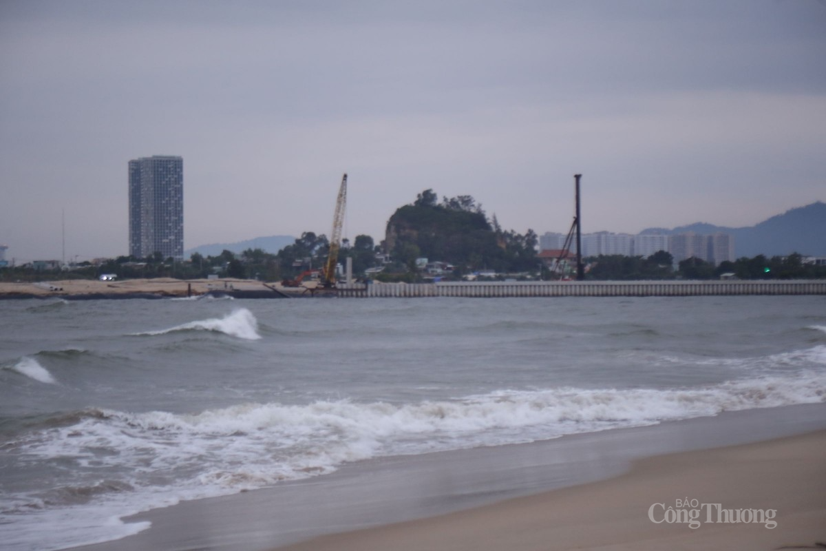 Nhiều người dân cho biết, trước đây bãi biển cách bờ hơn 60m và khá bằng phẳng, thu hút nhiều người dân và khách du lịch. Nhưng từ khi dự án khu du lịch sinh thái Nam Ô triển khai thi công kè chắn sóng làm nước biển dâng cao xâm thực khiến bãi biển tan ho