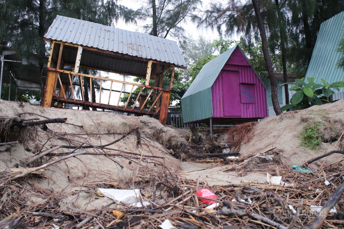 Cảnh hoang tàn, ngổn ngang bên trong các địa điểm du lịch dọc bãi biển