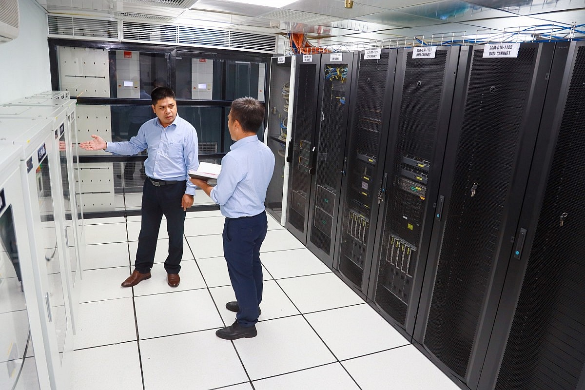 Ông Đặng Minh Tuấn - Phó Trưởng Ban phụ trách Ban Công nghệ thông tin BSR cùng cộng sự kiểm tra các hệ thống phòng máy chủ của NMLD Dung Quất Ông Đặng Minh Tuấn - Phó Trưởng Ban phụ trách Ban Công nghệ thông tin BSR cùng cộng sự kiểm tra các hệ thống phòng máy chủ của NMLD Dung Quất