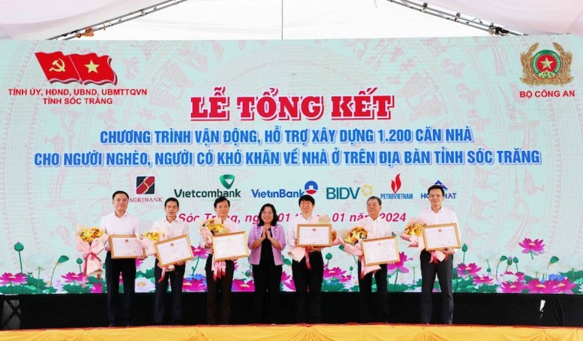 Hòa Phát hỗ trợ xây dựng hơn 1.500 căn nhà cho người nghèo trên cả nước Hòa Phát hỗ trợ xây dựng hơn 1.500 căn nhà cho người nghèo trên cả nước