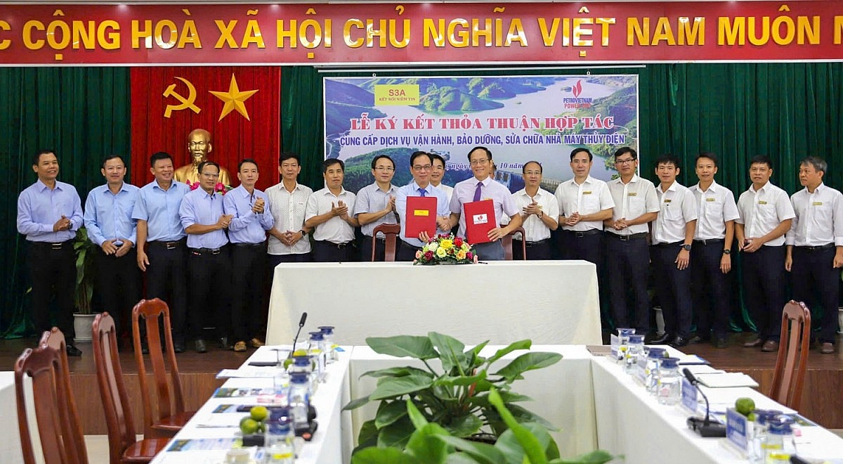 Ông Đinh Văn Nhẫn - Tổng Giám đốc S3A và ông Đỗ Xuân Bình - Giám đốc PV Power DHC ký kết thỏa thuận hợp tác Ông Đinh Văn Nhẫn - Tổng Giám đốc S3A và ông Đỗ Xuân Bình - Giám đốc PV Power DHC ký kết thỏa thuận hợp tác