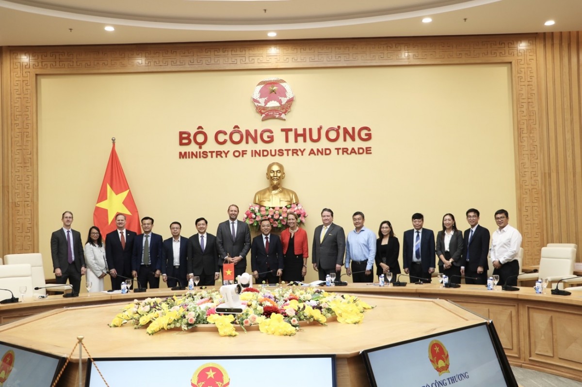 Thứ trưởng Nguyễn Hoàng Long làm việc với Đại sứ quán Hoa Kỳ và Tập đoàn Pacifico Energy Thứ trưởng Nguyễn Hoàng Long làm việc với Đại sứ quán Hoa Kỳ và Tập đoàn Pacifico Energy