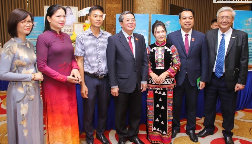 Ông Nguyễn Đức Hải - Ủy viên Ban Chấp hành Trung ương Đảng, Phó Chủ tịch Quốc hội (thứ 4 từ trái sang); bà Hà Thị Nga - Ủy viên Ban Chấp hành Trung ương Đảng, Chủ tịch Hội LHPN Việt Nam (thứ 2 từ trái sang) và các đại biểu tham dự Lễ trao giải. Ông Nguyễn Đức Hải - Ủy viên Ban Chấp hành Trung ương Đảng, Phó Chủ tịch Quốc hội (thứ 4 từ trái sang); bà Hà Thị Nga - Ủy viên Ban Chấp hành Trung ương Đảng, Chủ tịch Hội LHPN Việt Nam (thứ 2 từ trái sang) và các đại biểu tham dự Lễ trao giải.