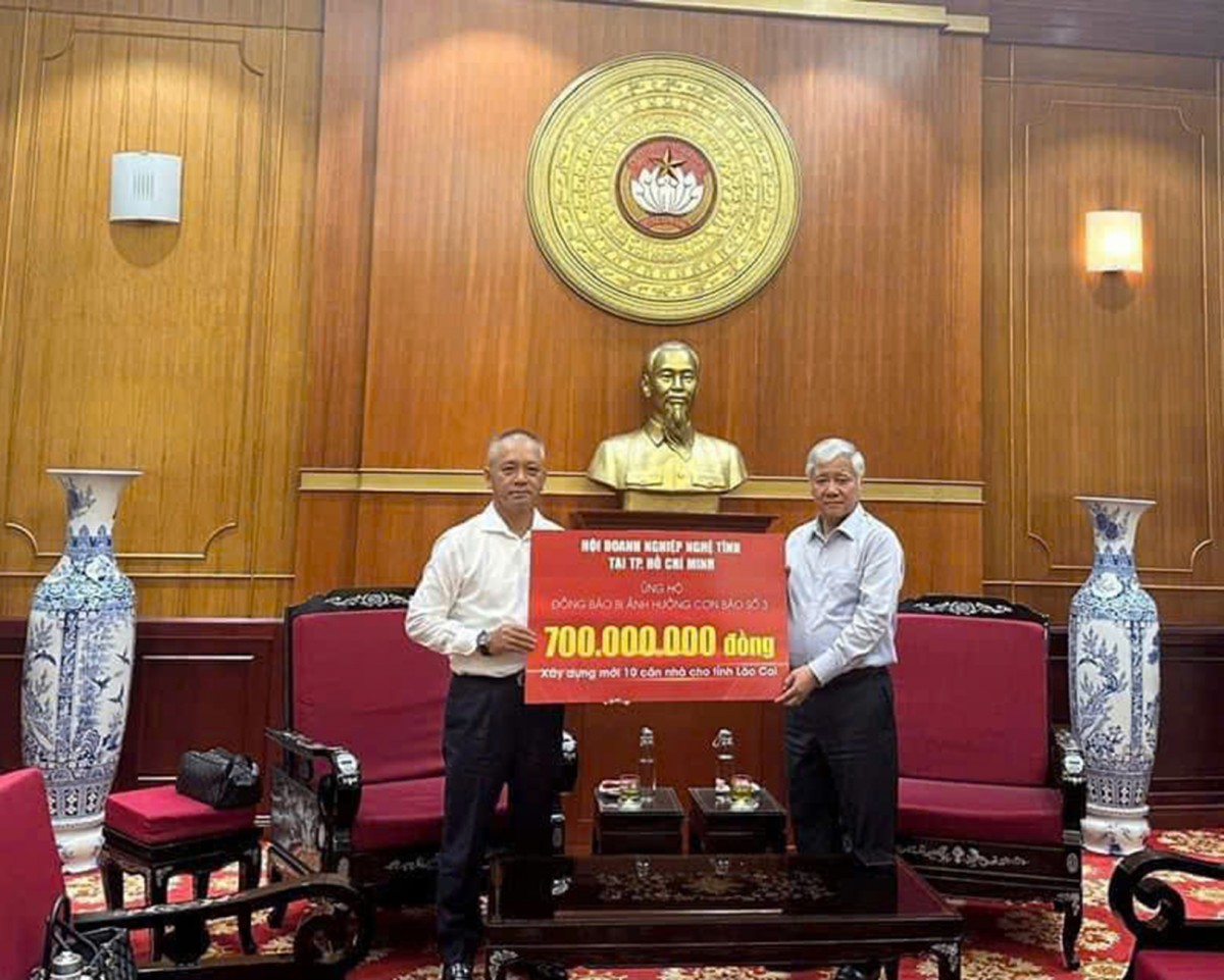 Ông Phan Đình Tuệ, Chủ tịch Hội Doanh nghiệp Nghệ Tĩnh tại TP.HCM (trái) trao số tiền ủng hộ 700 triệu đồng để xây dựng 10 căn nhà tại xã Pa Cheo, huyện Bát Xát, tỉnh Lào Cai Ông Phan Đình Tuệ, Chủ tịch Hội Doanh nghiệp Nghệ Tĩnh tại TP.HCM (trái) trao số tiền ủng hộ 700 triệu đồng để xây dựng 10 căn nhà tại xã Pa Cheo, huyện Bát Xát, tỉnh Lào Cai