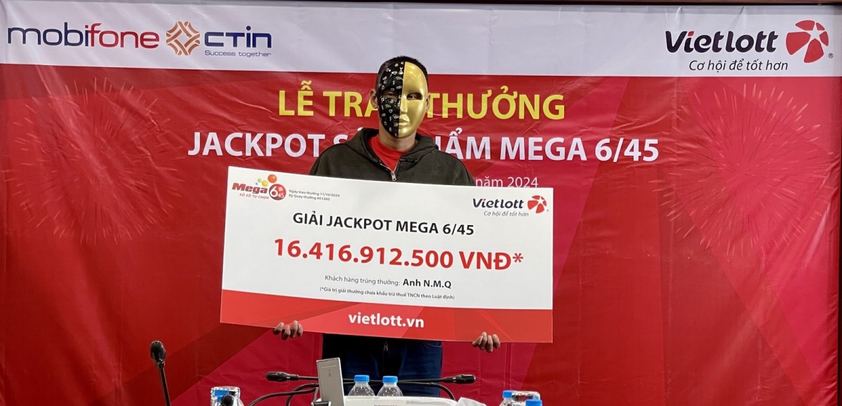 Anh Q. nhận giải tại buổi lễ trao thưởng Anh Q. nhận giải tại buổi lễ trao thưởng