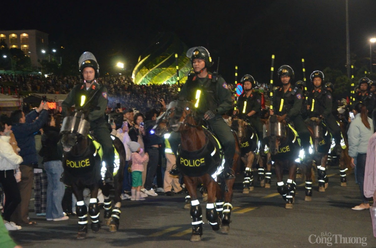 Chùm ảnh: Mãn nhãn với các tiết mục biểu diễn nhạc hội của Đoàn Nghi lễ CAND trên đường phố Đà Lạt