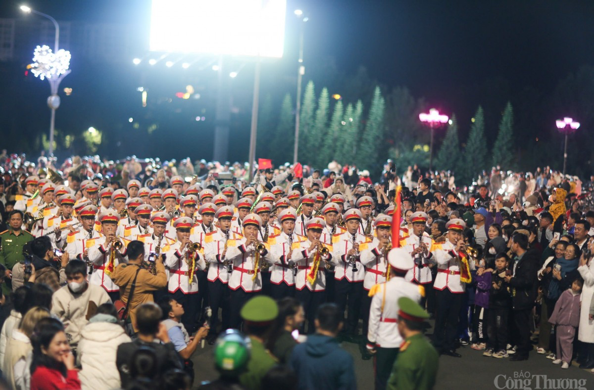 Chùm ảnh: Mãn nhãn với các tiết mục biểu diễn nhạc hội của Đoàn Nghi lễ CAND trên đường phố Đà Lạt