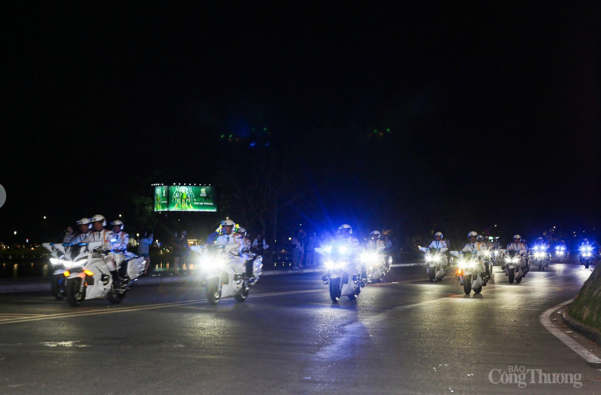 Chùm ảnh: Mãn nhãn với các tiết mục biểu diễn nhạc hội của Đoàn Nghi lễ CAND trên đường phố Đà Lạt