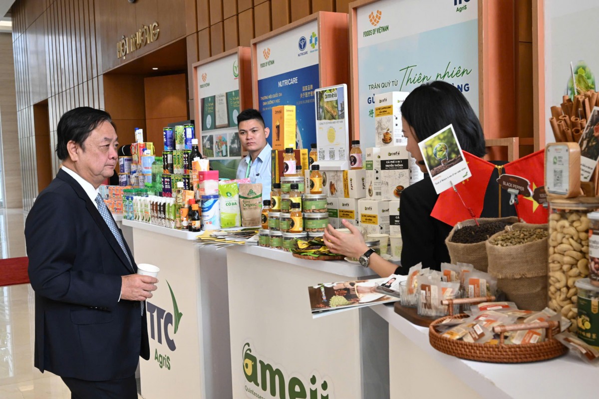 Ảnh: Thủ tướng tham quan Triển lãm sản phẩm nông nghiệp đặc sắc của Việt Nam xuất khẩu sang Trung Quốc