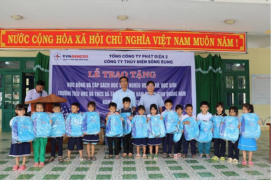 Ông Nguyễn Minh Chiến  (đứng thứ nhất hàng hai từ trái qua)- Phó giám đốc Công ty Thủy điện Sông Bung cùng Lãnh đạo Nhà trường trao tặng cặp sách cho các em học sinh nghèo vượt khó, học giỏi Trường Tiểu học và Trung học cơ sở xã Tà Pơơ. Ông Nguyễn Minh Chiến  (đứng thứ nhất hàng hai từ trái qua)- Phó giám đốc Công ty Thủy điện Sông Bung cùng Lãnh đạo Nhà trường trao tặng cặp sách cho các em học sinh nghèo vượt khó, học giỏi Trường Tiểu học và Trung học cơ sở xã Tà Pơơ.