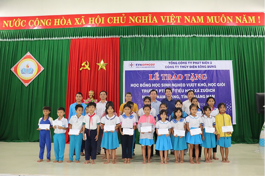 Ông Trịnh Thế Dũng -Phó giám đốc Công ty Thủy điện Sông Bung cùng Lãnh đạo Nhà trường, Đoàn Công ty trao học bổng cho các em học sinh nghèo vượt khó, học giỏi Trường Phổ thông Dân tộc Bán trú Tiểu học xã Zuôih Ông Trịnh Thế Dũng -Phó giám đốc Công ty Thủy điện Sông Bung cùng Lãnh đạo Nhà trường, Đoàn Công ty trao học bổng cho các em học sinh nghèo vượt khó, học giỏi Trường Phổ thông Dân tộc Bán trú Tiểu học xã Zuôih