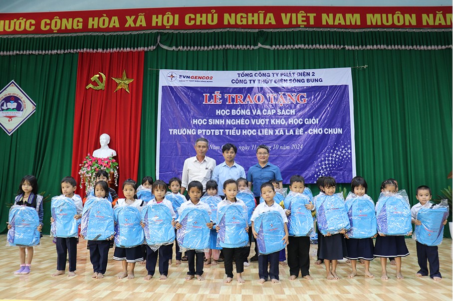 Đoàn Công ty Thủy điện Sông Bung trao học bổng cho các em học sinh nghèo vượt khó, học giỏi tại Trường PTDTBT Tiểu học liên xã Laêê - Chơ Chun Đoàn Công ty Thủy điện Sông Bung trao học bổng cho các em học sinh nghèo vượt khó, học giỏi tại Trường PTDTBT Tiểu học liên xã Laêê - Chơ Chun