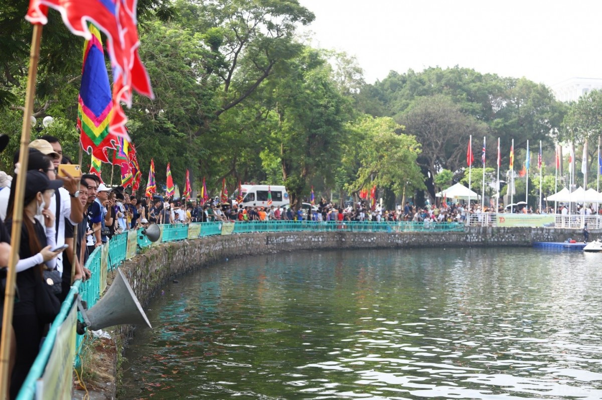 Hơn 800 “tay chèo” tranh tài tại Giải Bơi chải thuyền rồng Hà Nội mở rộng năm 2024 Hơn 800 “tay chèo” tranh tài tại Giải Bơi chải thuyền rồng Hà Nội mở rộng năm 2024