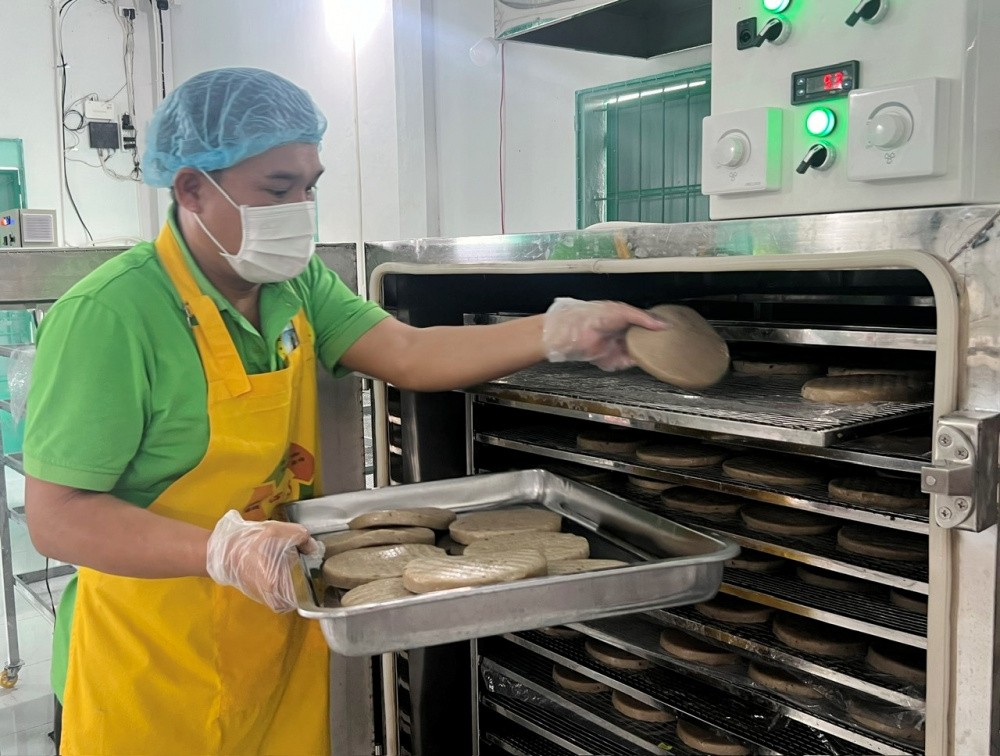 Công nhân tại xưởng sản xuất của Hộ kinh doanh hải sản Sông Cầu (thị xã Sông Cầu) vận hành Tủ ủ chả cá Công nhân tại xưởng sản xuất của Hộ kinh doanh hải sản Sông Cầu (thị xã Sông Cầu) vận hành Tủ ủ chả cá