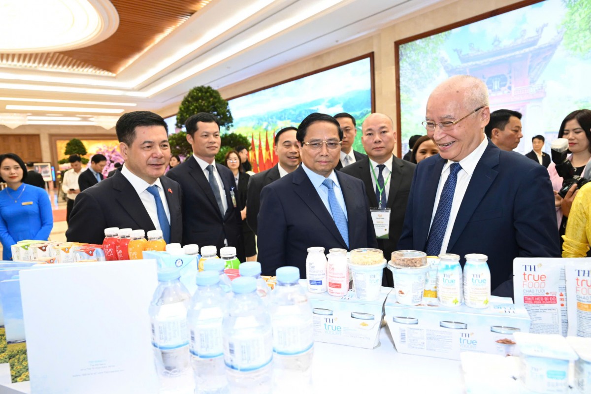 Ảnh: Thủ tướng tham quan Triển lãm sản phẩm nông nghiệp đặc sắc của Việt Nam xuất khẩu sang Trung Quốc