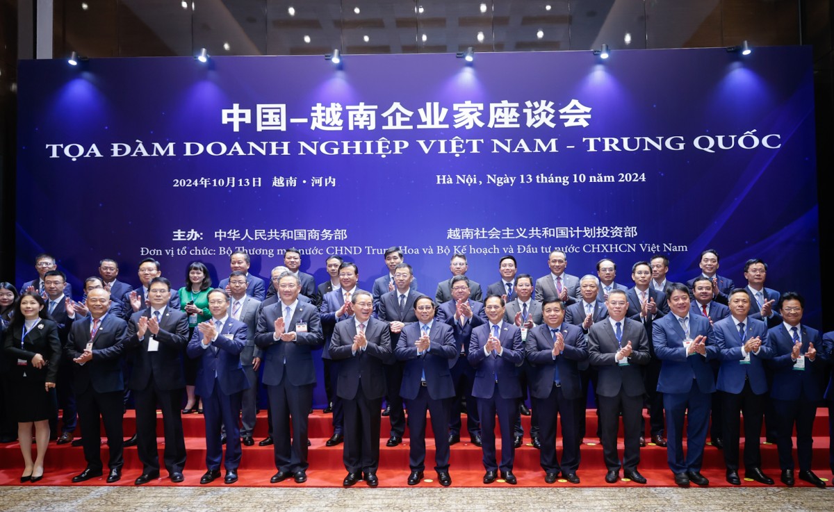 Thủ tướng Phạm Minh Chính và Thủ tướng Trung Quốc Lý Cường với các đại biểu dự Tọa đàm doanh nghiệp Việt Nam - Trung Quốc - Ảnh: VGP/Nhật Bắc Thủ tướng Phạm Minh Chính và Thủ tướng Trung Quốc Lý Cường với các đại biểu dự Tọa đàm doanh nghiệp Việt Nam - Trung Quốc - Ảnh: VGP/Nhật Bắc