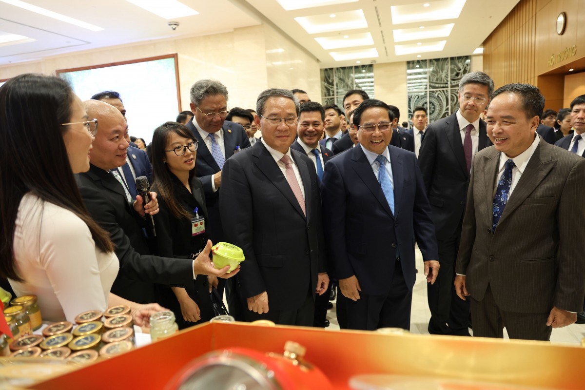 Ảnh: Thủ tướng Phạm Minh Chính và Thủ tướng Trung Quốc tham quan Triển lãm sản phẩm nông nghiệp Việt Nam