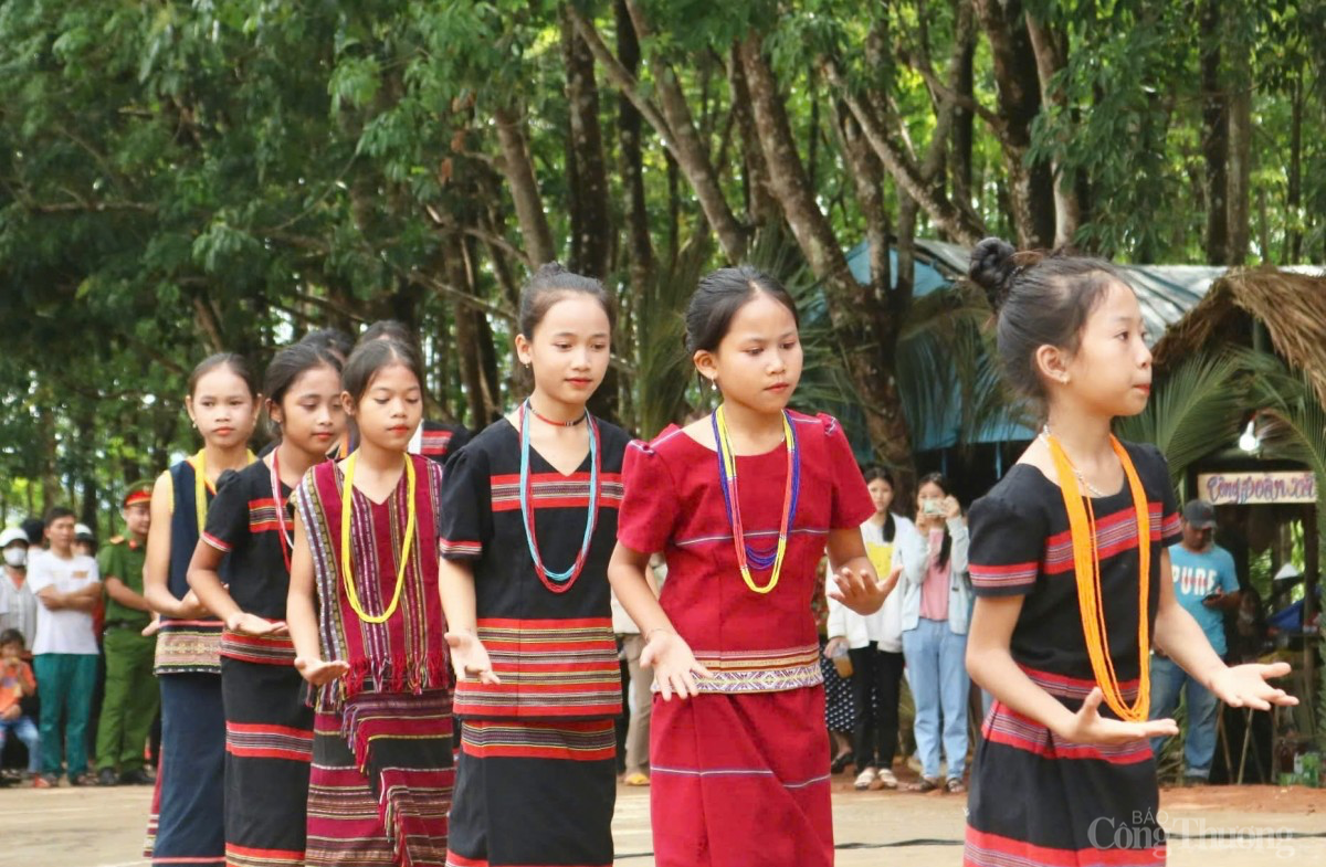 Những nghệ nhân ‘nhí’ kế thừa bản sắc văn hoá Tây Nguyên Những nghệ nhân ‘nhí’ kế thừa bản sắc văn hoá Tây Nguyên