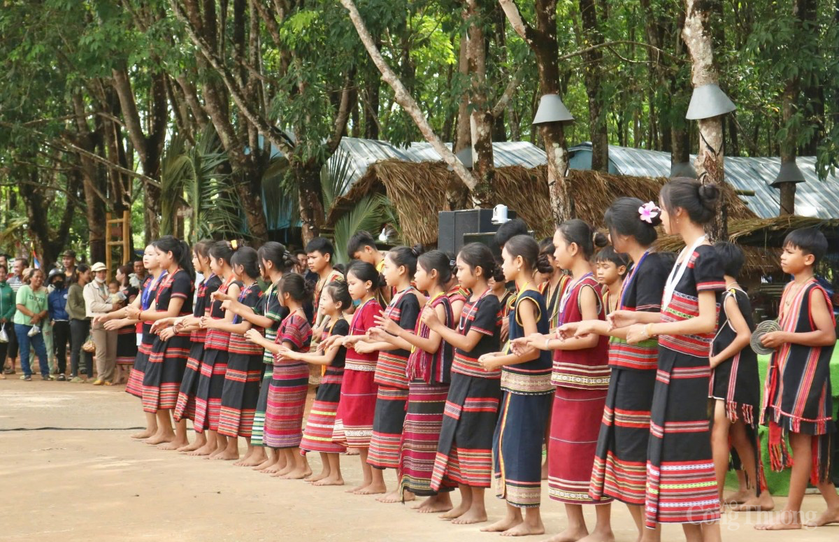Những nghệ nhân ‘nhí’ kế thừa bản sắc văn hoá Tây Nguyên Những nghệ nhân ‘nhí’ kế thừa bản sắc văn hoá Tây Nguyên