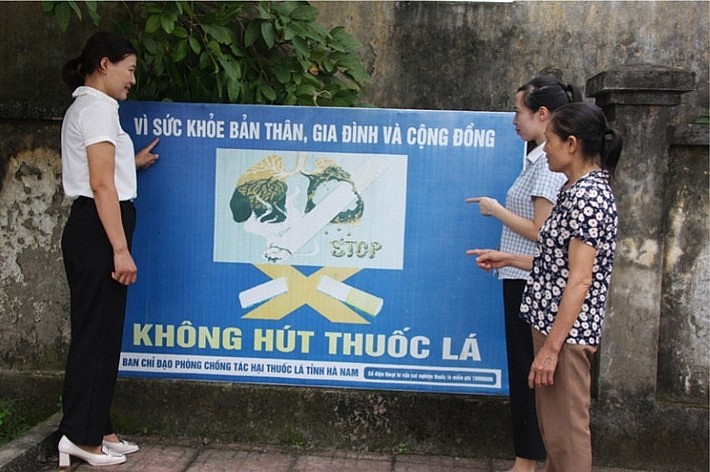 Hội LHPN xã Văn Xá (Kim Bảng) treo biển tuyên truyền không hút thuốc lá tại nơi công cộng. Ảnh: P.V Hội LHPN xã Văn Xá (Kim Bảng) treo biển tuyên truyền không hút thuốc lá tại nơi công cộng. Ảnh: P.V
