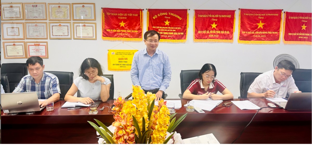 Đồng chi Vương Thành Chung, Chủ tịch Công đoàn báo cáo tại buổi làm việc Đồng chi Vương Thành Chung, Chủ tịch Công đoàn báo cáo tại buổi làm việc