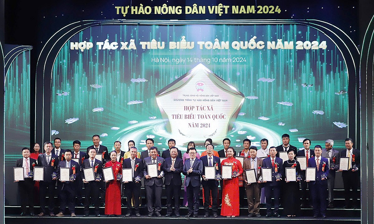 Lễ tôn vinh và trao danh hiệu Nông dân Việt Nam xuất sắc năm 2024