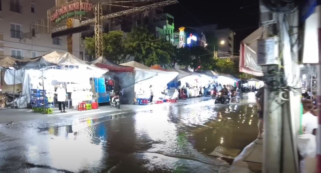 Cần Thơ: Chợ đêm Ninh Kiều ế ẩm do ảnh hưởng triều cường Cần Thơ: Chợ đêm Ninh Kiều ế ẩm do ảnh hưởng triều cường