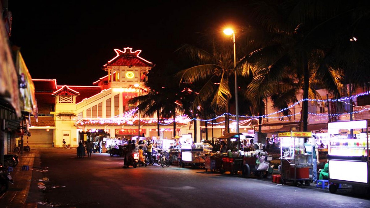 Chợ đêm Ninh Kiều vắng lặng sau khi được mở cửa trở lại Chợ đêm Ninh Kiều vắng lặng sau khi được mở cửa trở lại