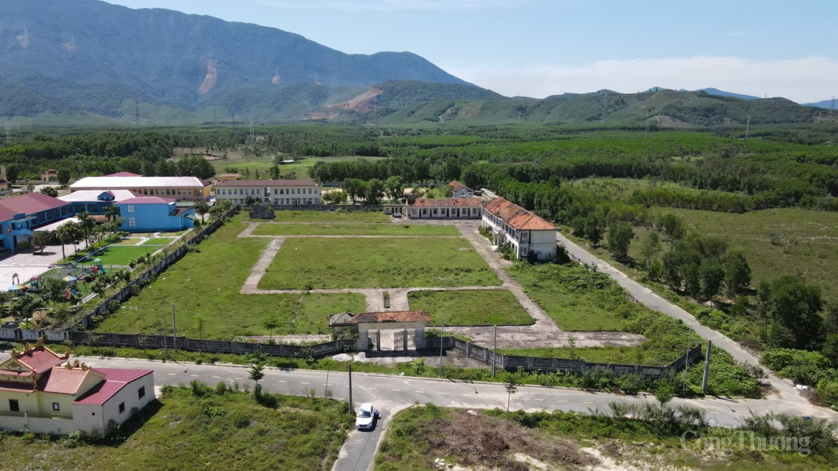 Trường THCS Kỳ Lợi được xây dựng hơn 3 tỷ đồng trên khu đất rộng trên 2.000 m2 với một dãy nhà hai tầng có 10 phòng học và một dãy nhà hiệu bộ