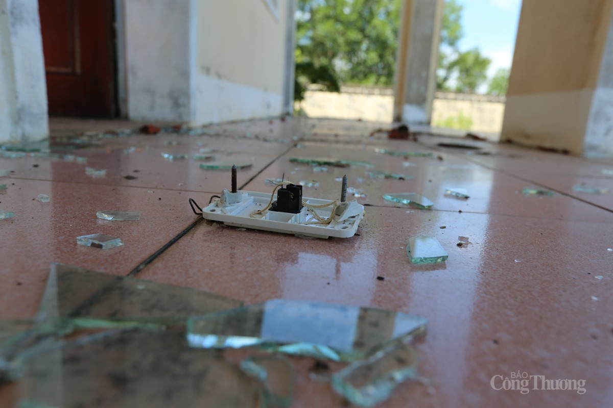 Bên trong các căn phòng trống trơn, mảnh kính vỡ nằm la liệt khắp nền nhà