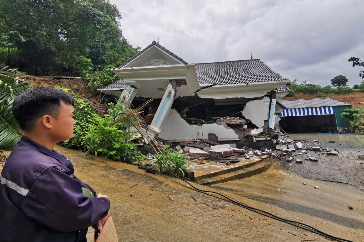 Gia đình anh Thắng quyết định dọn dẹp đống đổ nát từ căn biệt thự bị sập để trồng rau. Ảnh: Bảo An Gia đình anh Thắng quyết định dọn dẹp đống đổ nát từ căn biệt thự bị sập để trồng rau. Ảnh: Bảo An