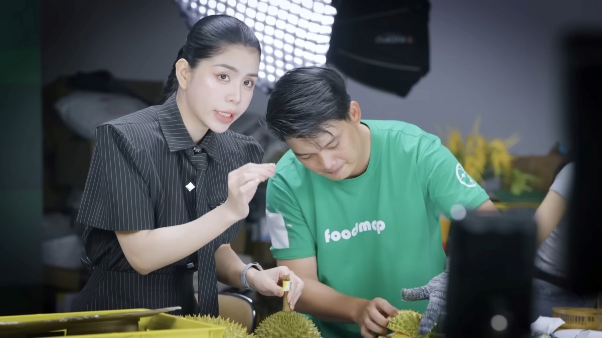 Hằng Du Mục và ekip để lại nhiều ấn tượng với phiên LIVE tôn vinh nông sản Việt Hằng Du Mục và ekip để lại nhiều ấn tượng với phiên LIVE tôn vinh nông sản Việt