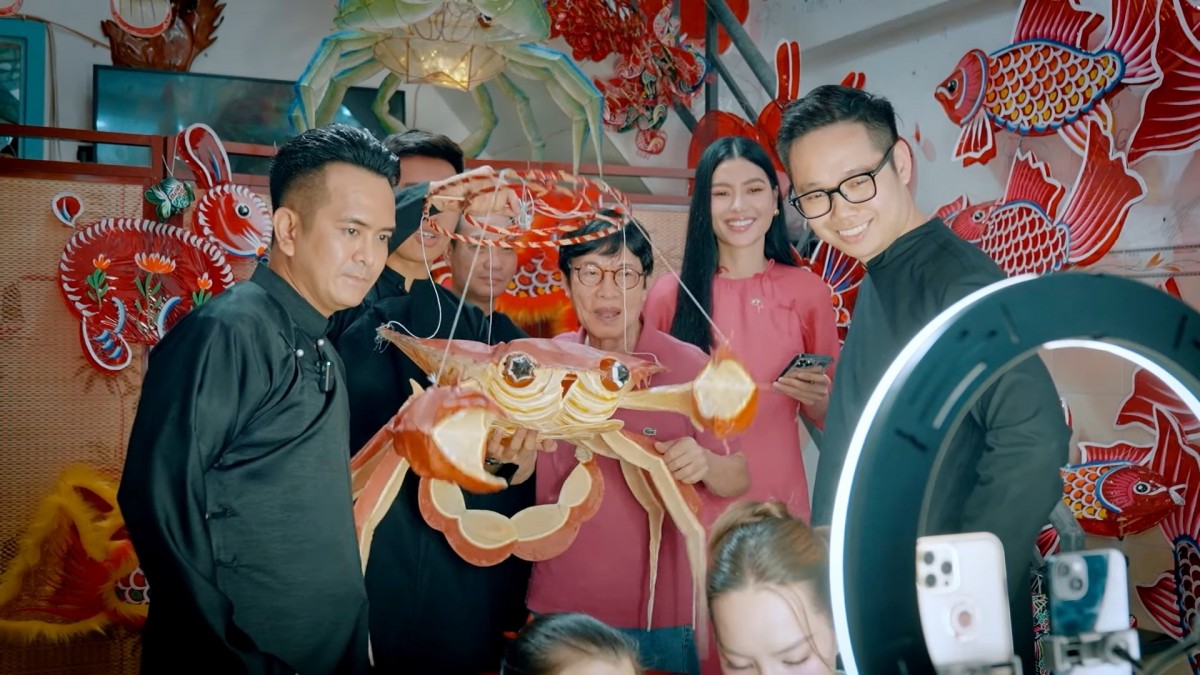Hành trình đưa đèn lồng truyền thống lên TikTok Shop của dàn creator đầy thách thức nhưng vô cùng ý nghĩa Hành trình đưa đèn lồng truyền thống lên TikTok Shop của dàn creator đầy thách thức nhưng vô cùng ý nghĩa