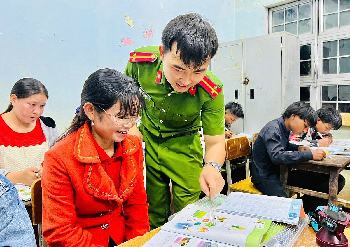 Lớp học xoá mù chữ miễn phí của những chàng công an xã ở Gia Lai