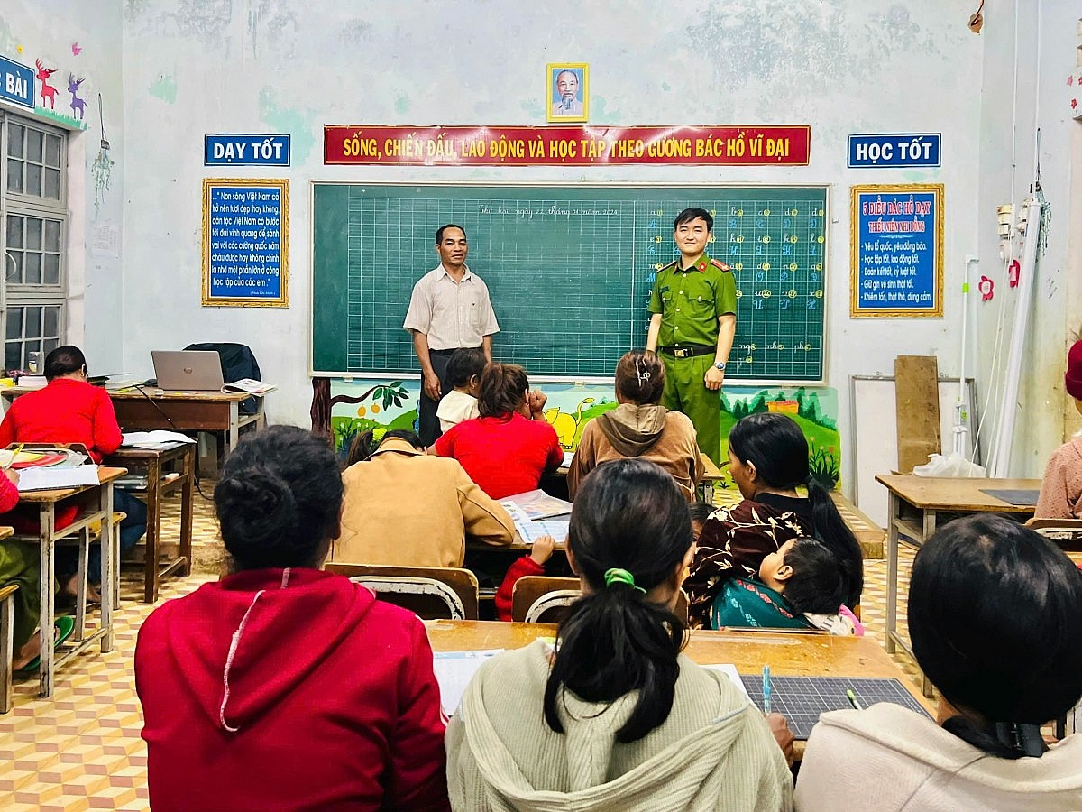 Lớp học xoá mù chữ miễn phí của những chàng công an xã ở Gia Lai