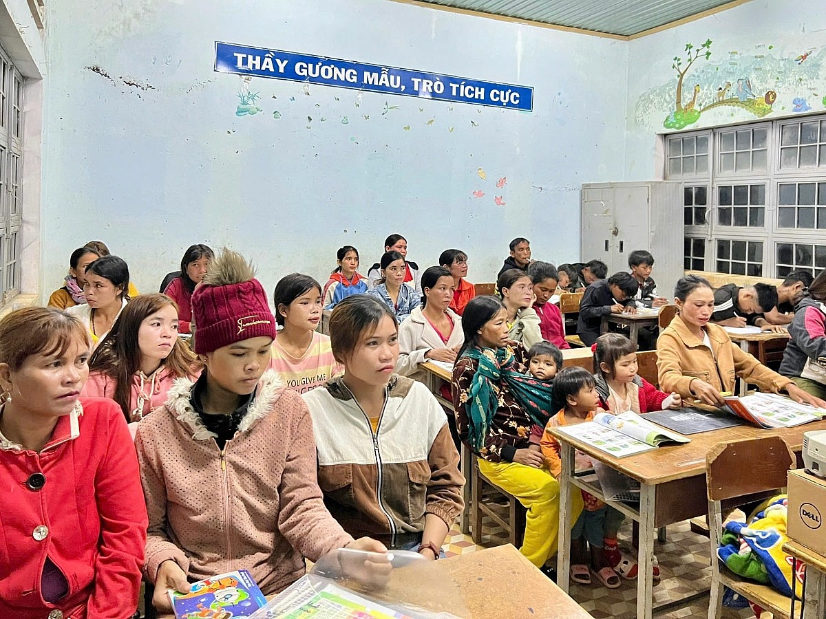 Lớp học xoá mù chữ miễn phí của những chàng công an xã ở Gia Lai