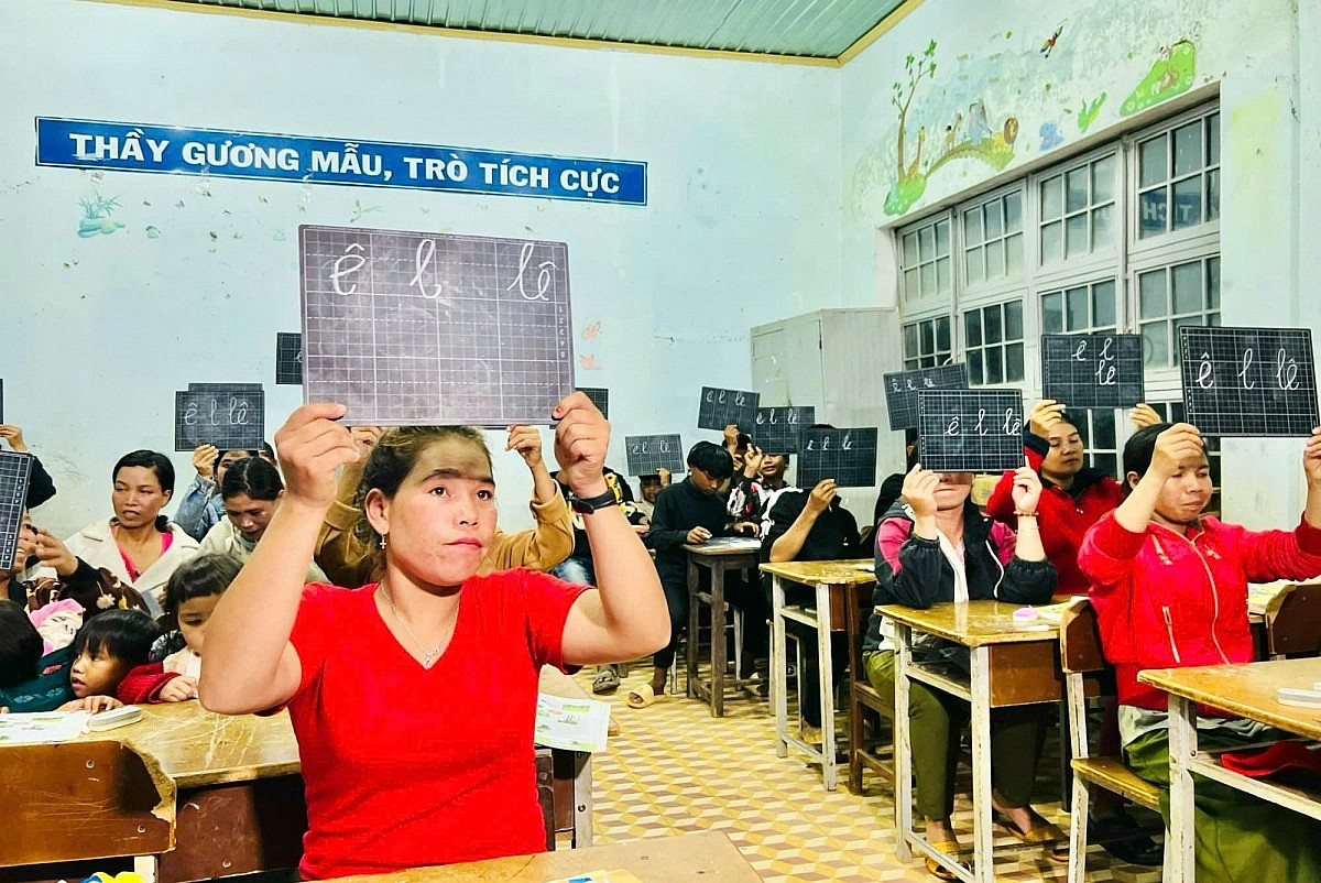 Lớp học xoá mù chữ miễn phí của những chàng công an xã ở Gia Lai