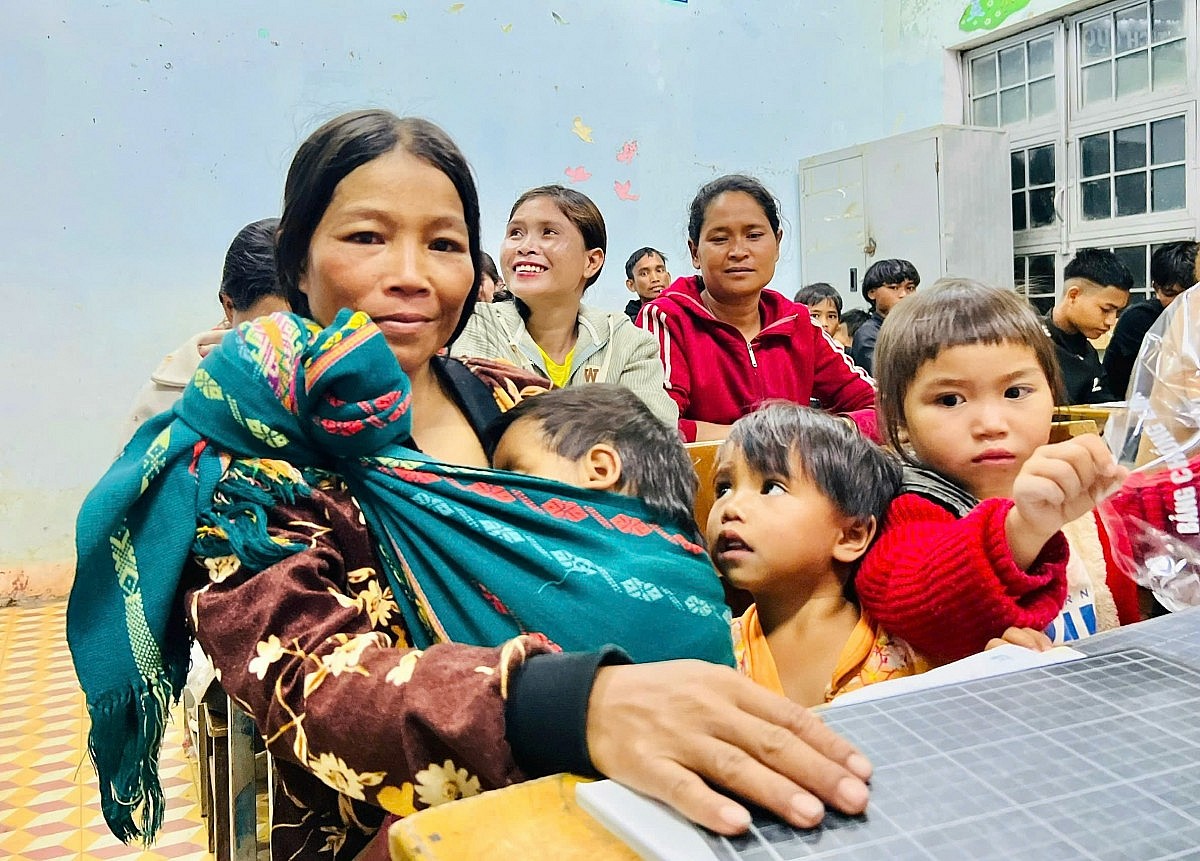 Lớp học xoá mù chữ miễn phí của những chàng công an xã ở Gia Lai