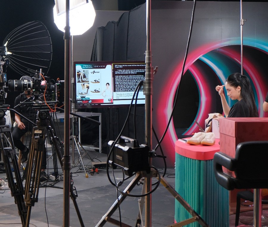 Điển hình cho một phiên LIVE được dày công chuẩn bị đến từ Hương Giang Điển hình cho một phiên LIVE được dày công chuẩn bị đến từ Hương Giang