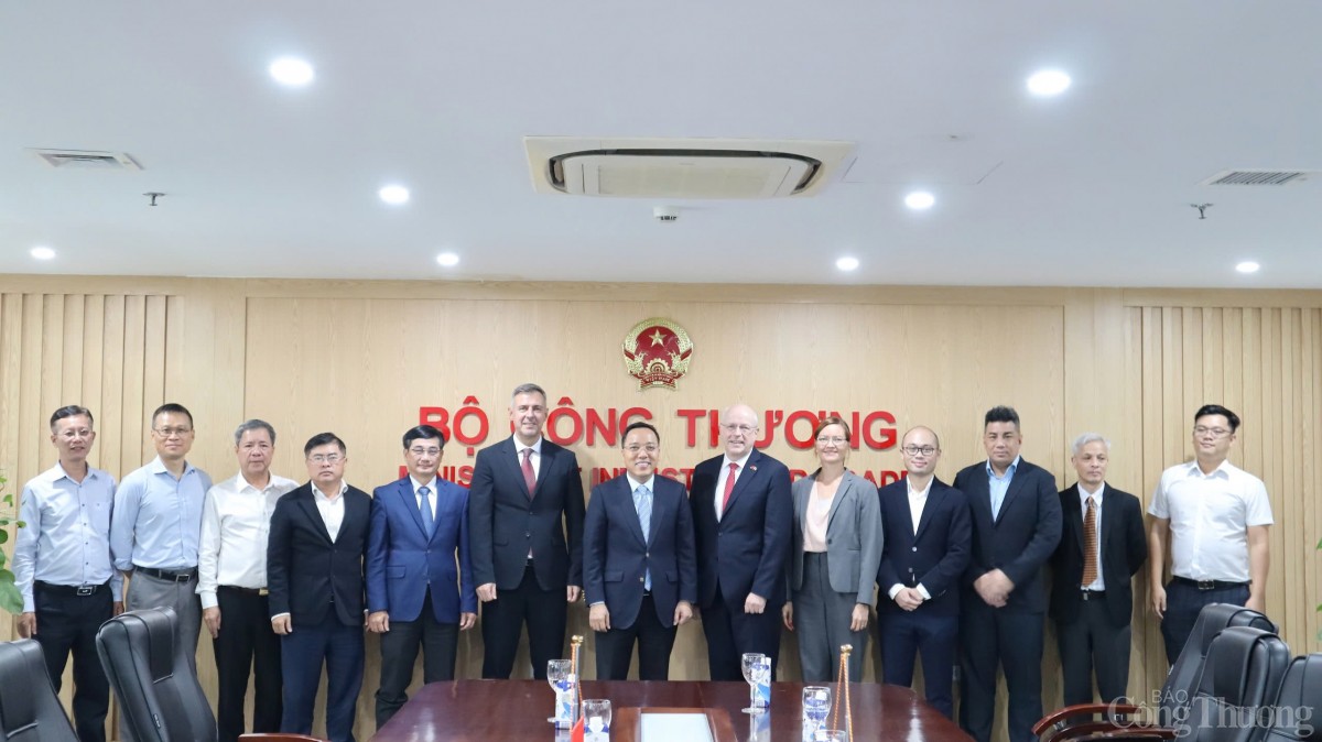 Thứ trưởng Nguyễn Hoàng Long tiếp, làm việc với Đại sứ Phần Lan và đại diện Tập đoàn Wartsila Thứ trưởng Nguyễn Hoàng Long tiếp, làm việc với Đại sứ Phần Lan và đại diện Tập đoàn Wartsila