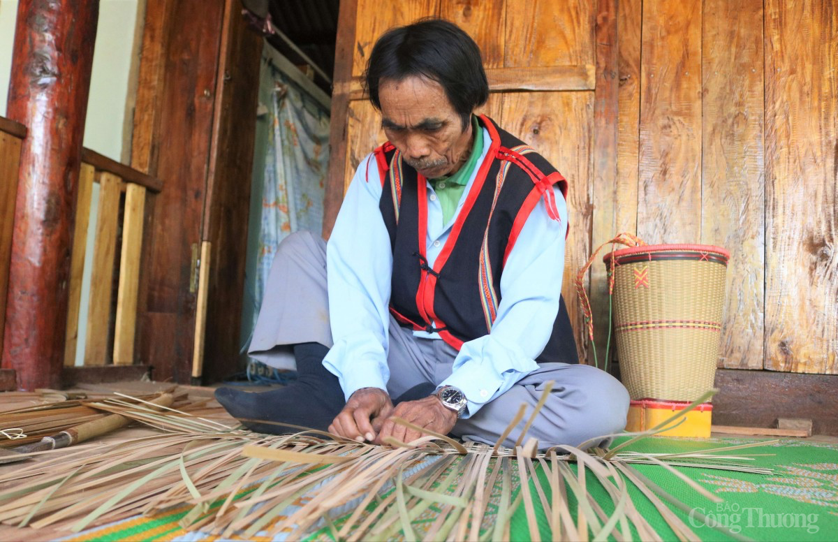 Kon Tum: Người Xơ Đăng bảo tồn nghề đan lát truyền thống Kon Tum: Người Xơ Đăng bảo tồn nghề đan lát truyền thống