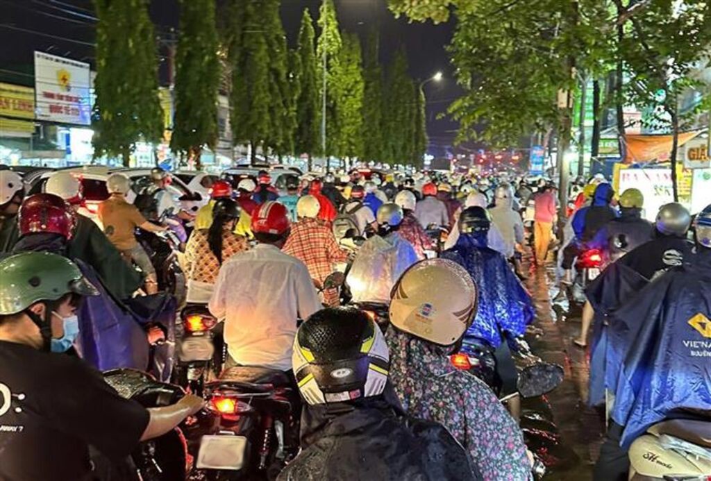 Nhiều tuyến đường ở quận Ninh Kiều bị ùn tắc nghiêm trọng trong giờ tan tầm. Ảnh Ngân Nga Nhiều tuyến đường ở quận Ninh Kiều bị ùn tắc nghiêm trọng trong giờ tan tầm. Ảnh Ngân Nga