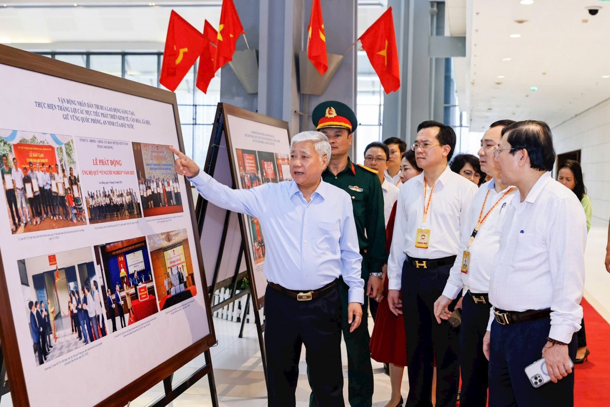 Ủy viên Bộ Chính trị, Bí thư Trung ương Đảng, Chủ tịch UBTƯ MTTQ Việt Nam Đỗ Văn Chiến kiểm tra công tác chuẩn bị tại khu vực Triển lãm ảnh. Ảnh: Quang Vinh. Ủy viên Bộ Chính trị, Bí thư Trung ương Đảng, Chủ tịch UBTƯ MTTQ Việt Nam Đỗ Văn Chiến kiểm tra công tác chuẩn bị tại khu vực Triển lãm ảnh. Ảnh: Quang Vinh.