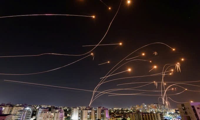 Hệ thống Iron Dome khai hỏa chặn rocket. Ảnh: Reuters Hệ thống Iron Dome khai hỏa chặn rocket. Ảnh: Reuters