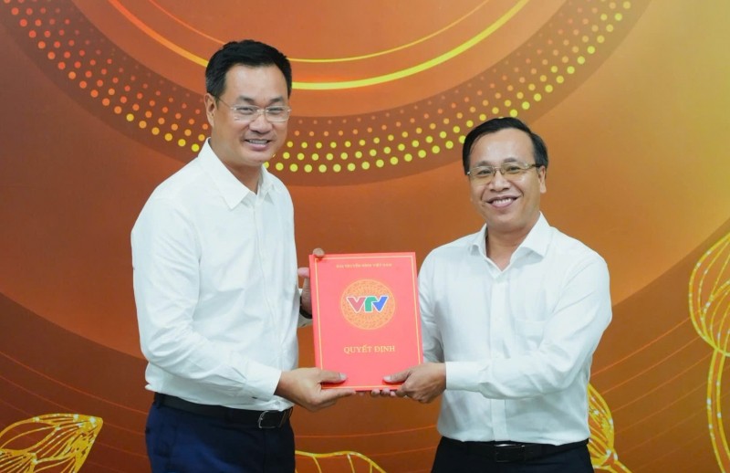 Ông Lê Ngọc Quang, Tổng Giám đốc Đài Truyền hình Việt Nam trao quyết định bổ nhiệm Nhà báo Võ Ngọc Văn Quân (bên phải) làm Giám đốc VTV khu vực Tây Nam Bộ Ông Lê Ngọc Quang, Tổng Giám đốc Đài Truyền hình Việt Nam trao quyết định bổ nhiệm Nhà báo Võ Ngọc Văn Quân (bên phải) làm Giám đốc VTV khu vực Tây Nam Bộ