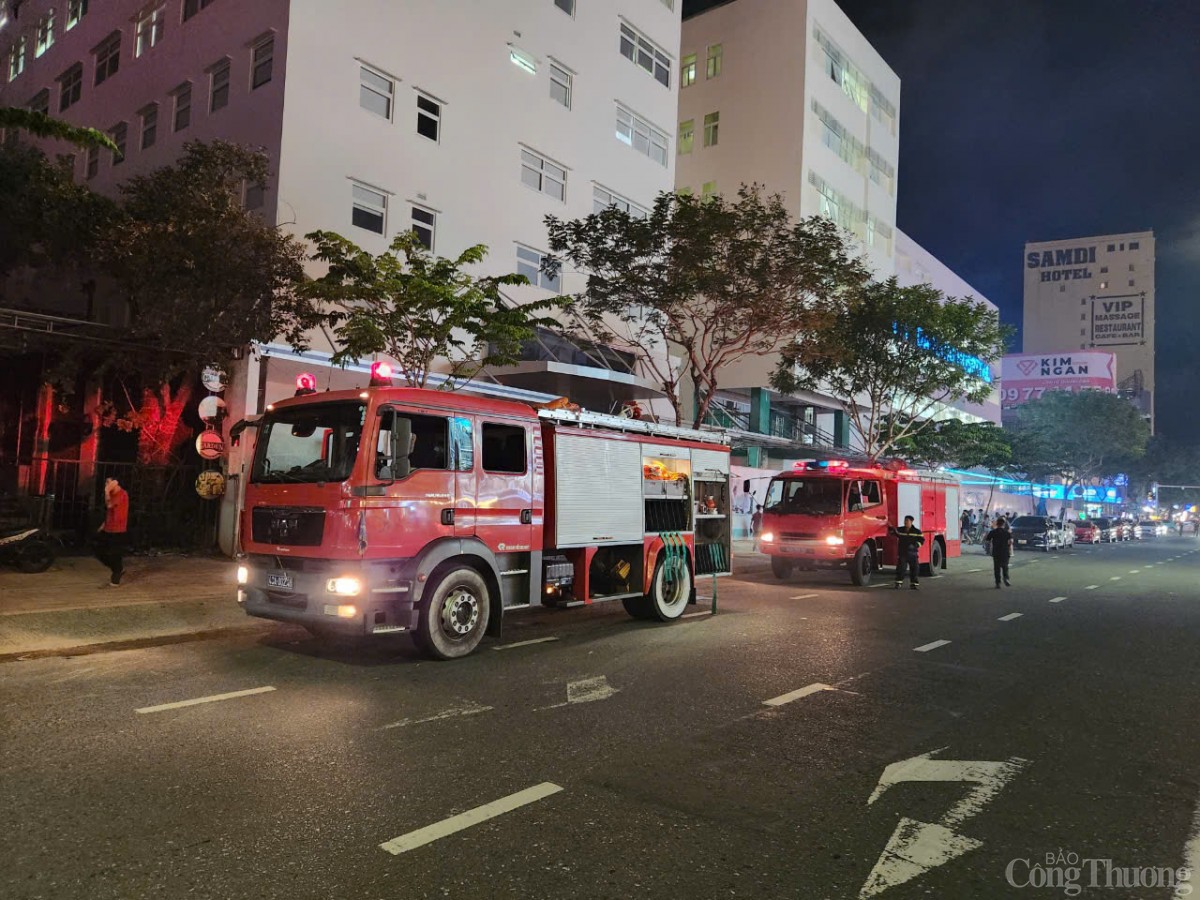 Lực lượng chữa chát có mặt tại hiện trường kịp thời khống chế ngọn lửa Lực lượng chữa chát có mặt tại hiện trường kịp thời khống chế ngọn lửa