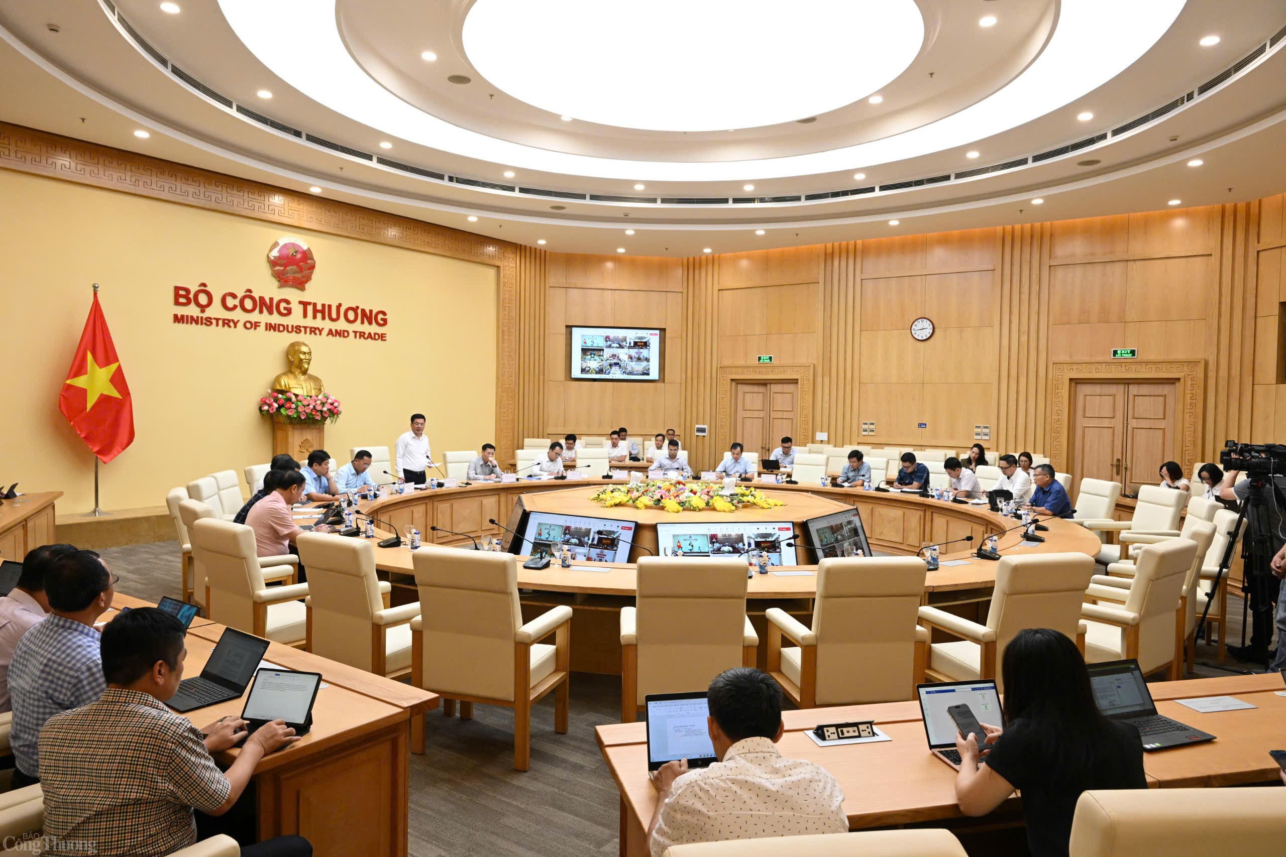 Bộ Công Thương họp trực tuyến với các địa phương về dự án điện Bộ Công Thương họp trực tuyến với các địa phương về dự án điện