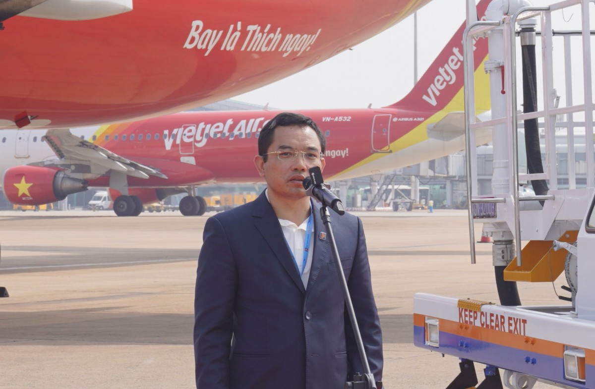 Ông Nguyễn Văn Học - Tổng giám đốc Petrolimex Aviation chúc mừng cho hợp tác giữa hai đơn vị Ông Nguyễn Văn Học - Tổng giám đốc Petrolimex Aviation chúc mừng cho hợp tác giữa hai đơn vị